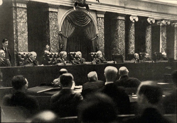 08 - Illegal picture inside the Supreme Court A man faked a broken arm and hid a camera in his cast