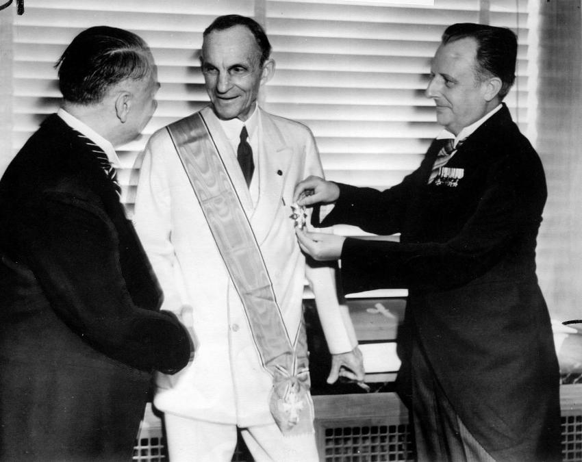 18 - Henry Ford receiving the Grand Cross of the German Eagle from Nazi officials 1938