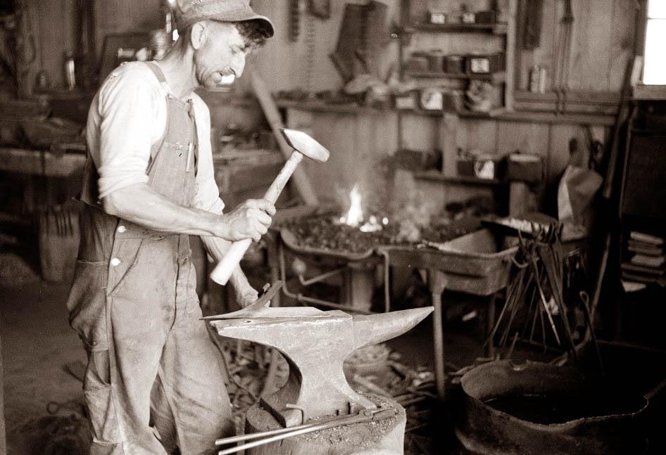 old-snaps-blacksmith-1940s