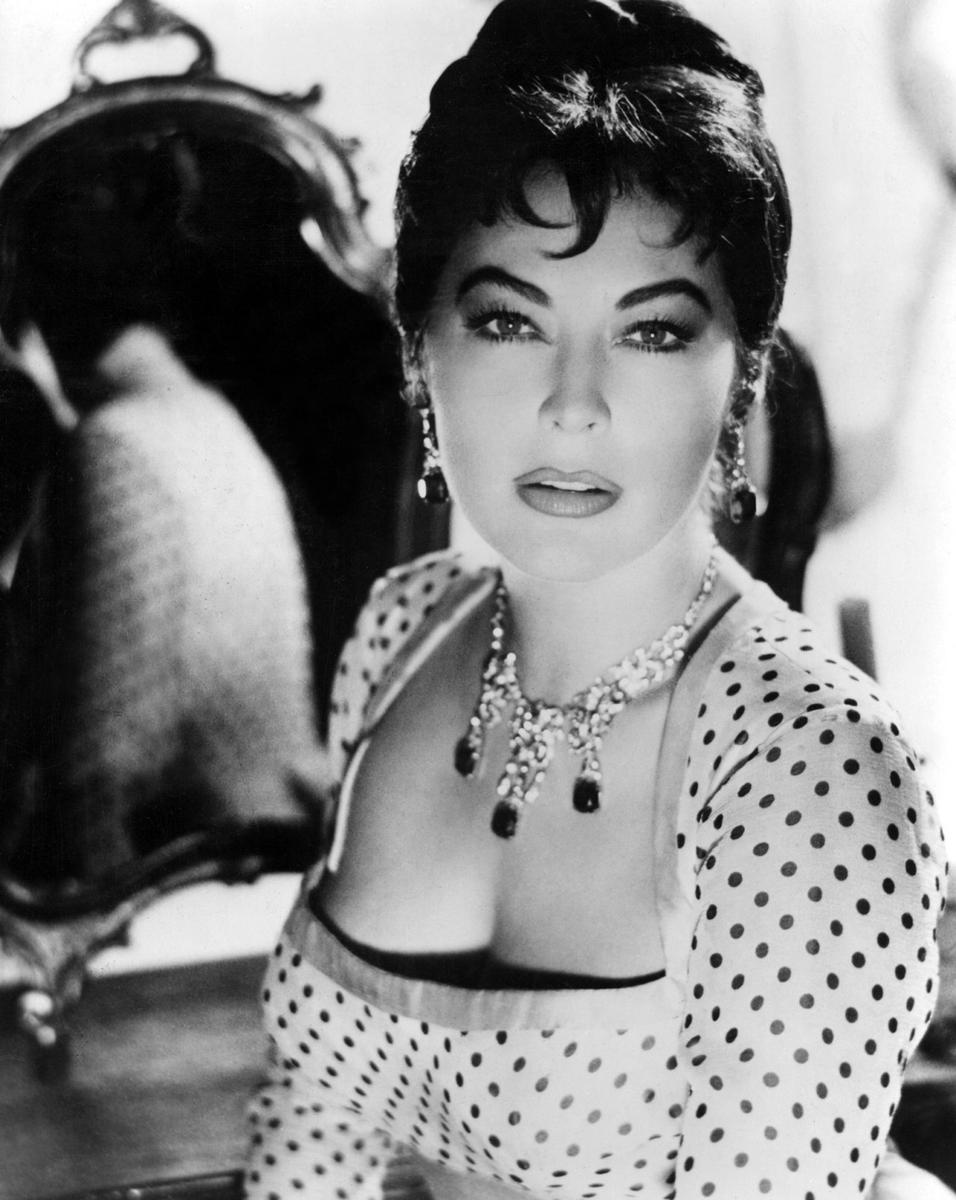 Ava-ava-gardner-24657510-956-1200